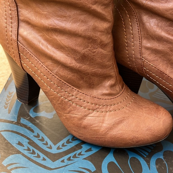 Brown, calf-high, size 7M heeled boots - Picture 2 of 13